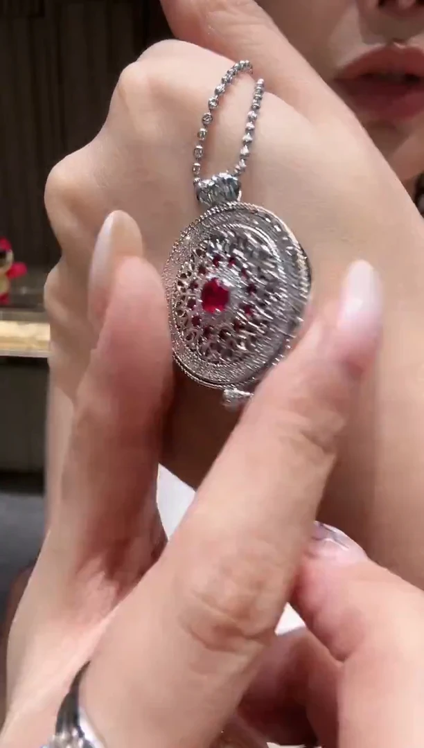 铂Pt950镶嵌吊坠（不含链）钻石旋转