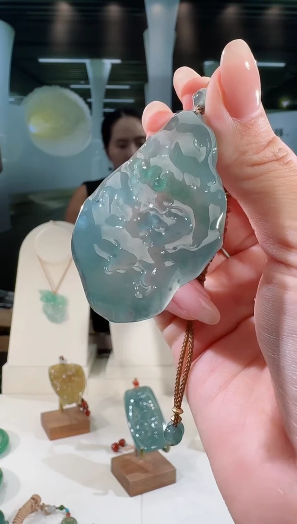 翡翠未镶嵌吊坠(不含链)纯天然A货翡翠  形意