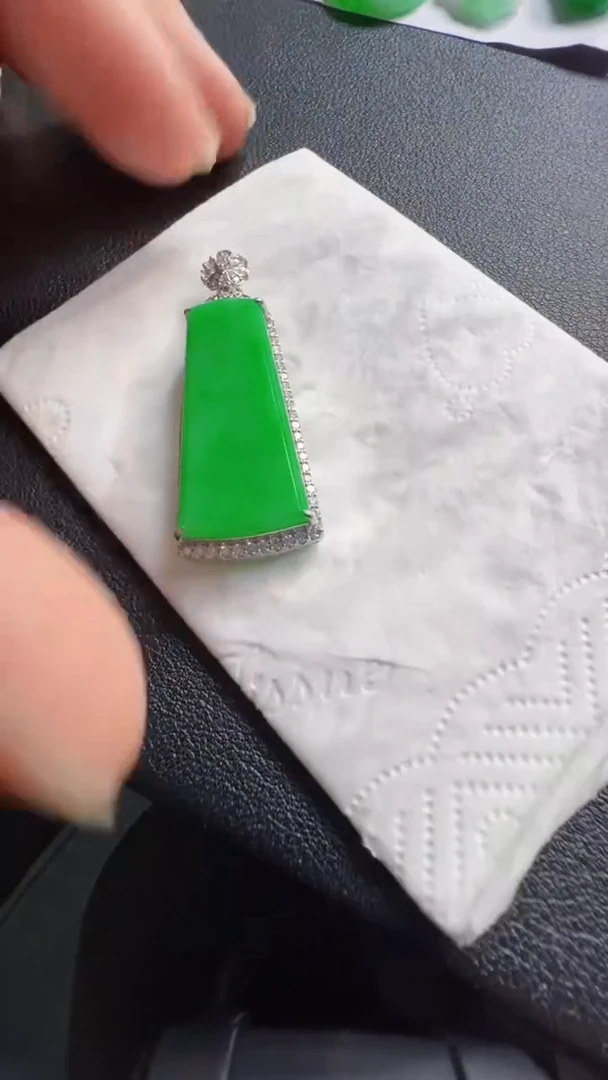 吊坠(不含链)18K金镶嵌翡翠?***姗30000