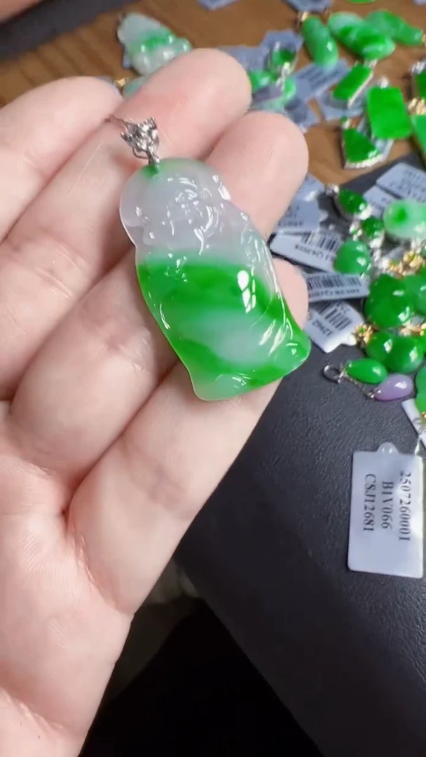 颈饰18K金镶嵌翡翠佛