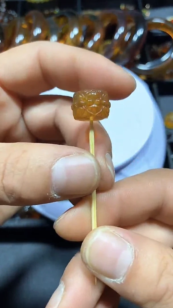 琥珀颈饰未镶嵌小**?天然缅甸琥珀并蒂莲