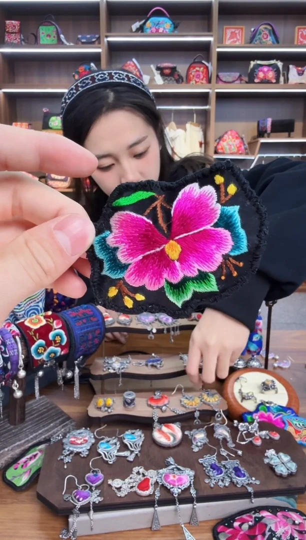 【闪购商品】织绣51蒙阿苏苗绣传承