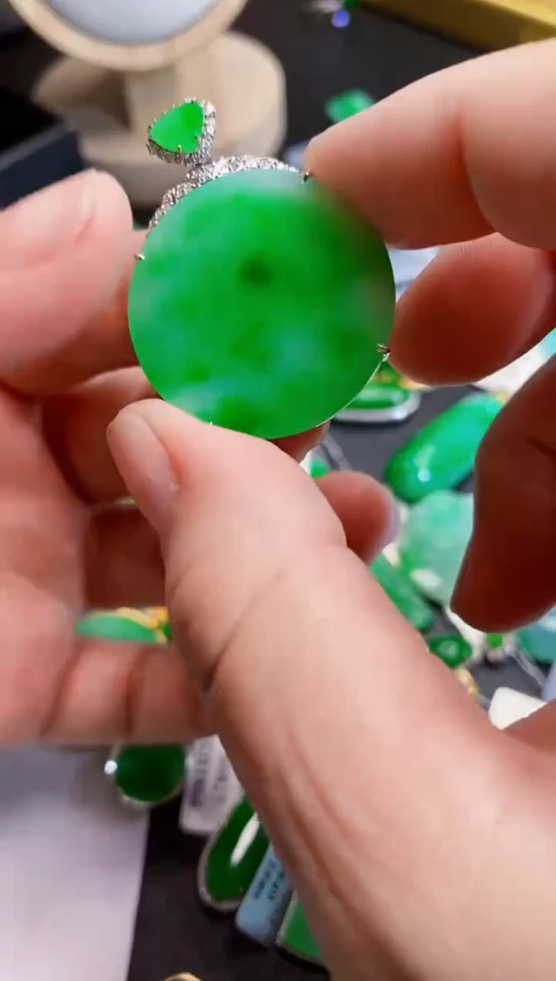 翡翠18K金镶嵌颈饰圆牌