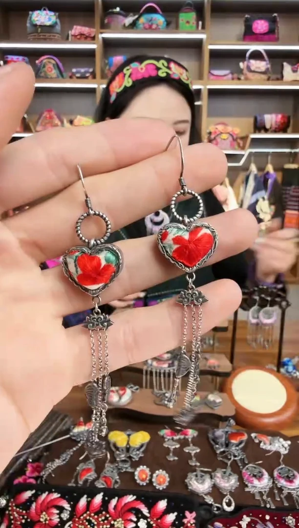 【闪购商品】织绣222蒙阿苏苗绣传承