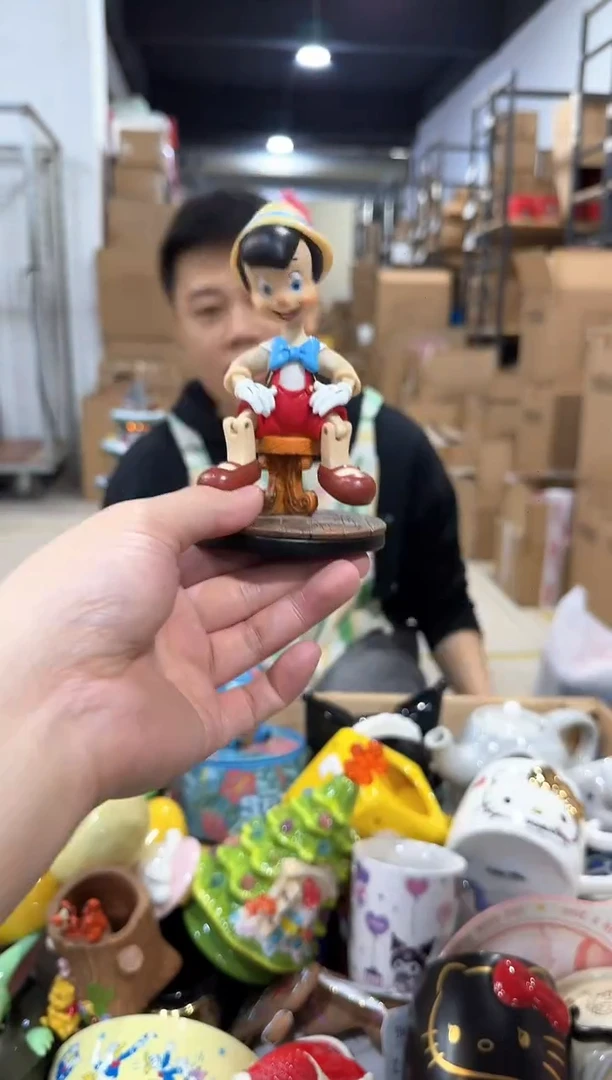 瓷片摇头匹诺曹摆件