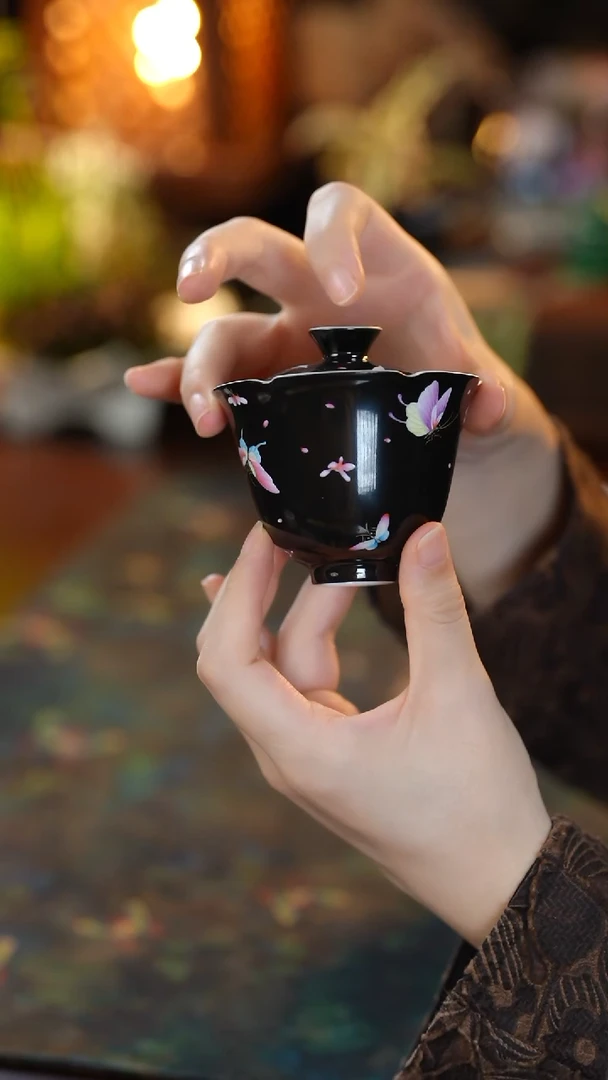 黑底蝴蝶盖碗