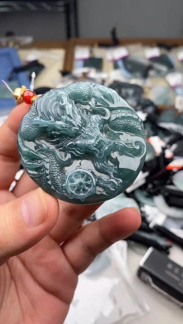 翡翠未镶嵌颈饰多样性发其一