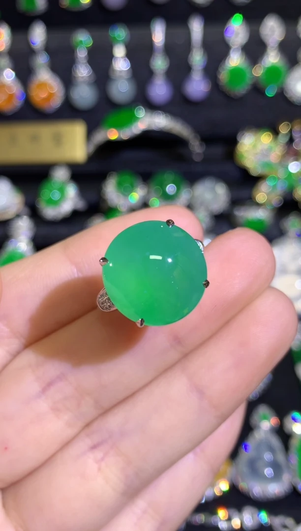 【闪购商品】翡翠戒指18K金镶嵌满绿蛋面