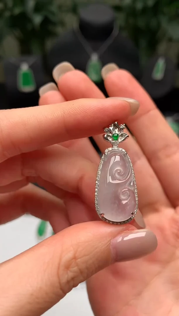 翡翠18K金镶嵌颈饰如意