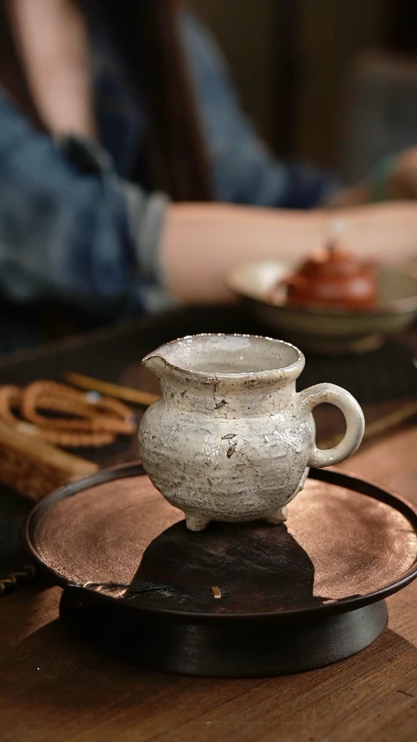 其他白灰色锯陶钉三足公道杯