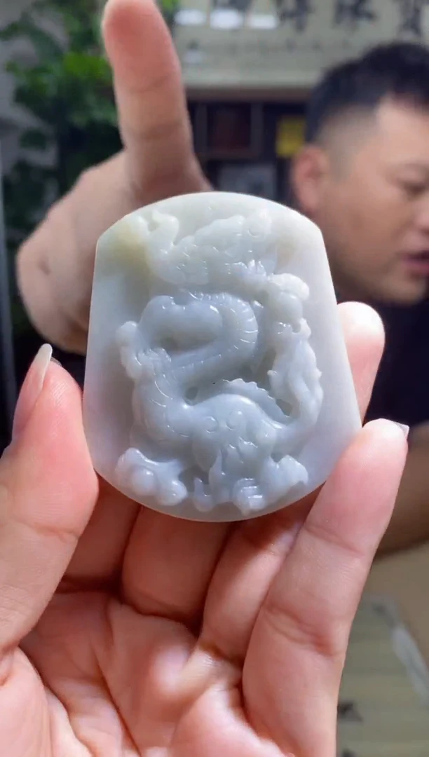 翡翠未镶嵌颈饰龙牌