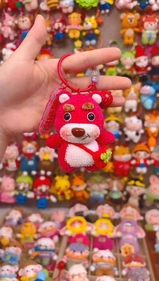 纯手工制作毛线钩织成品草莓熊