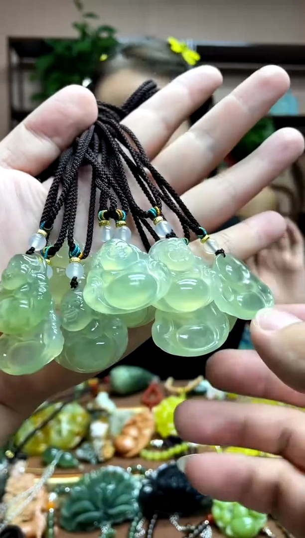 未镶嵌岫玉颈饰多样性发货发其中之一