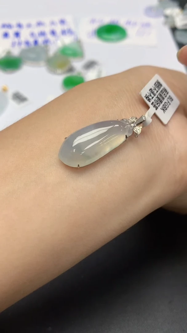 翡翠18K金镶嵌颈饰天然缅甸a货翡翠