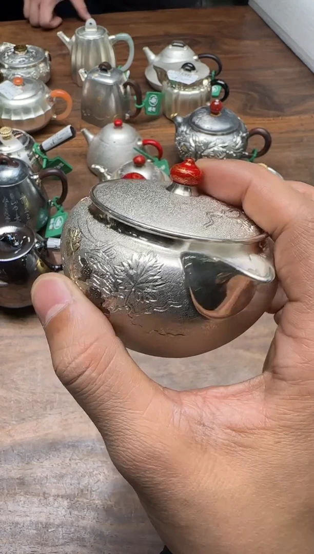 用****2呆坐 雪花纹錾刻嵌金瓜蝶连绵笑隐壶