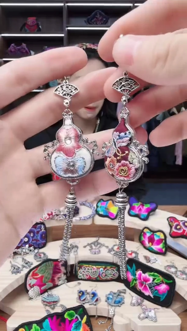 织绣84蒙阿苏苗绣传承店