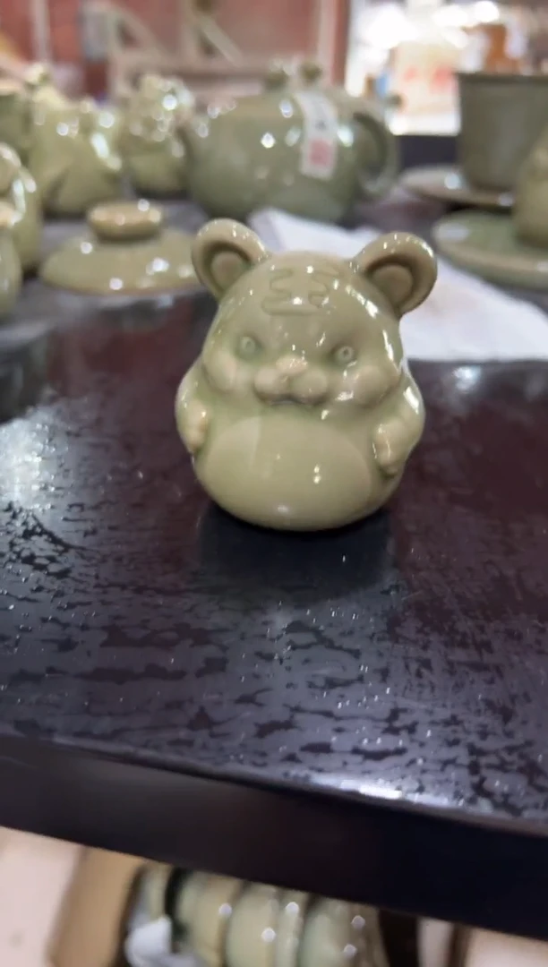 耀州窑青瓷老虎小摆件