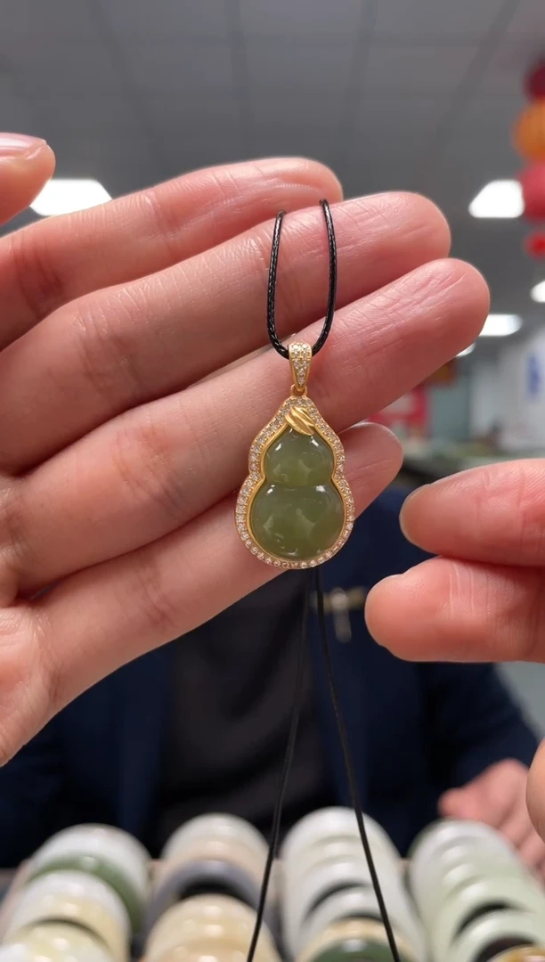 颈饰银S925镶嵌和田玉葫芦吊坠一件