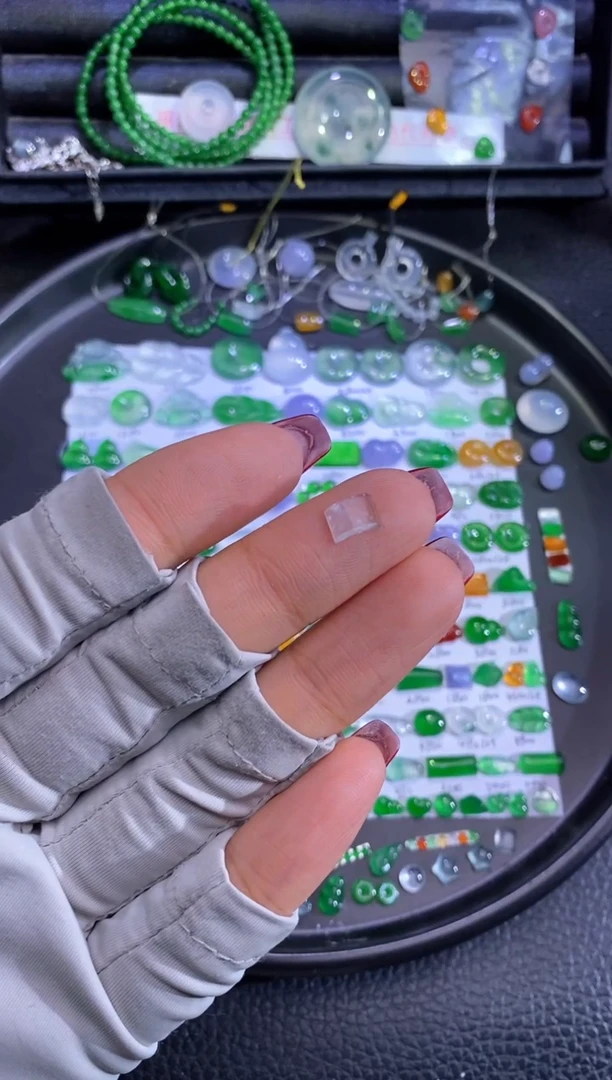 未镶嵌挂件翡翠切割