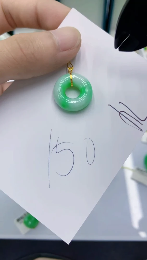 翡翠18K金镶嵌颈饰翡翠