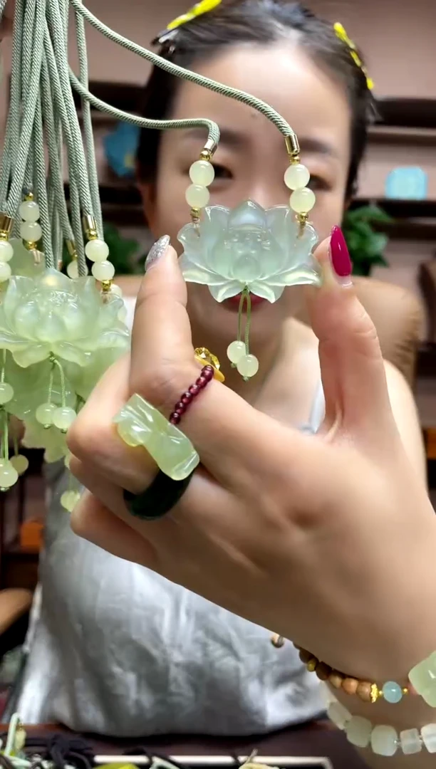 岫玉未镶嵌吊坠多样性发货发其中之一