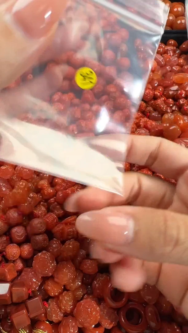 南红玛瑙未镶嵌颈饰1