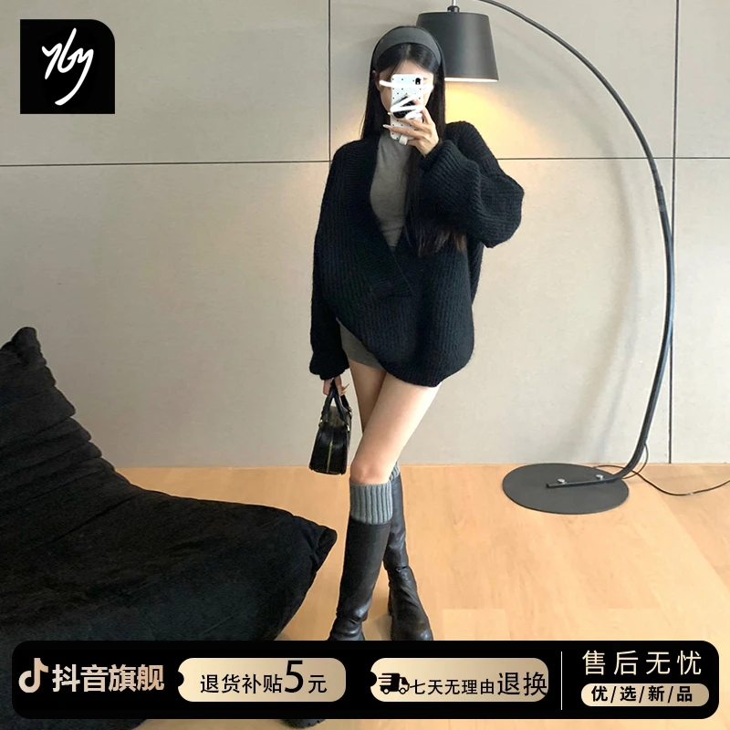 一套入冬穿搭复古辣妹V领挂脖连衣裙子女秋冬高级感包臀短裙套装