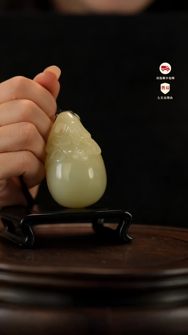 云南石竹叶青雕刻：富得流油手把件挂件