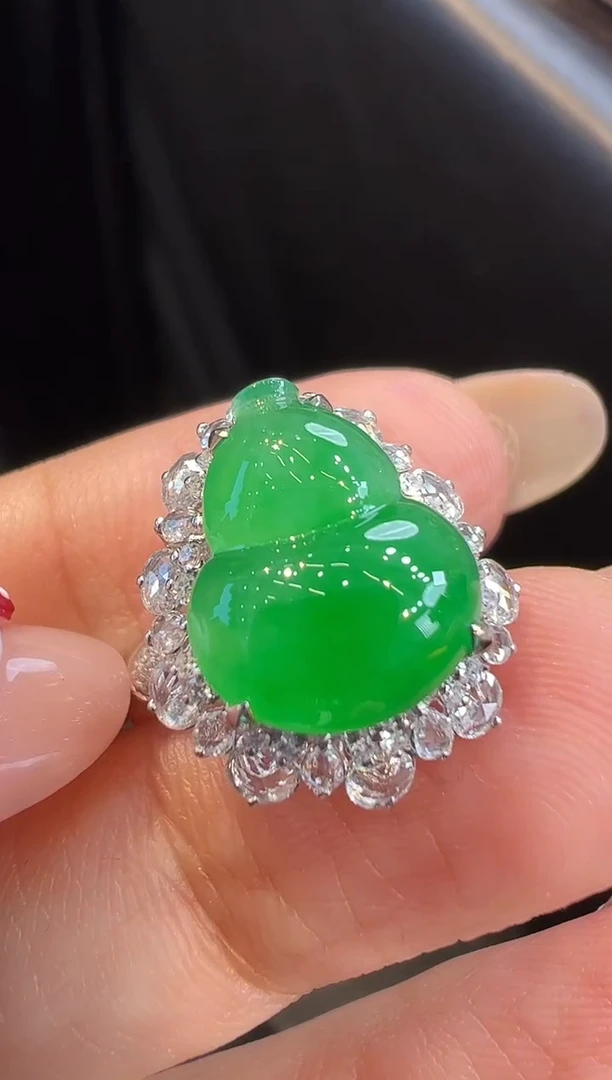 18K金镶嵌戒指翡翠戒指