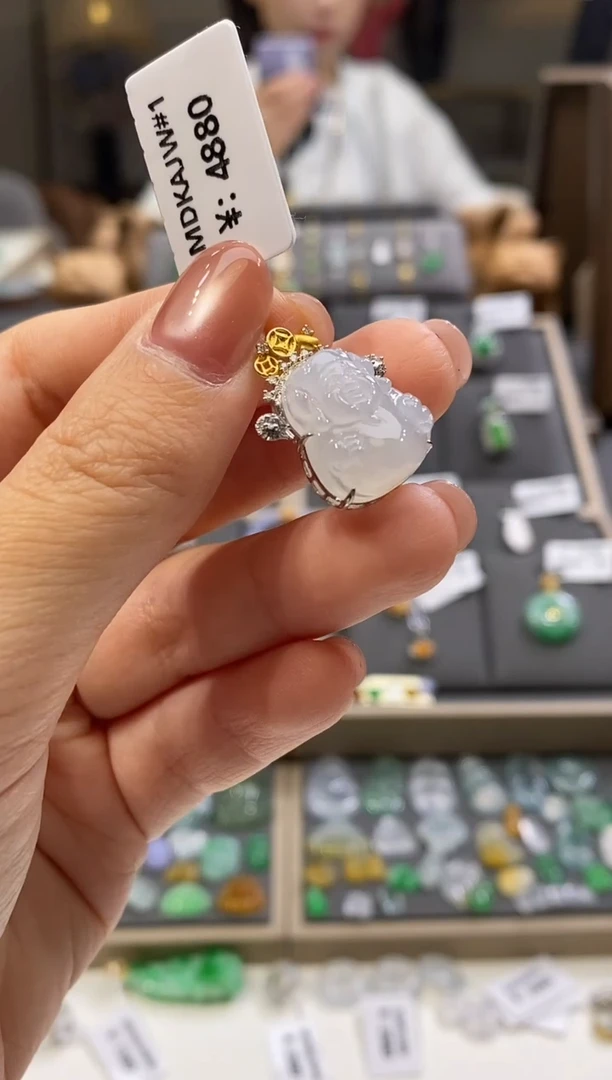 颈饰18K金镶嵌翡翠财财