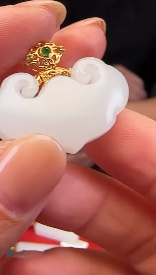 颈饰18K金镶嵌和田玉如意锁