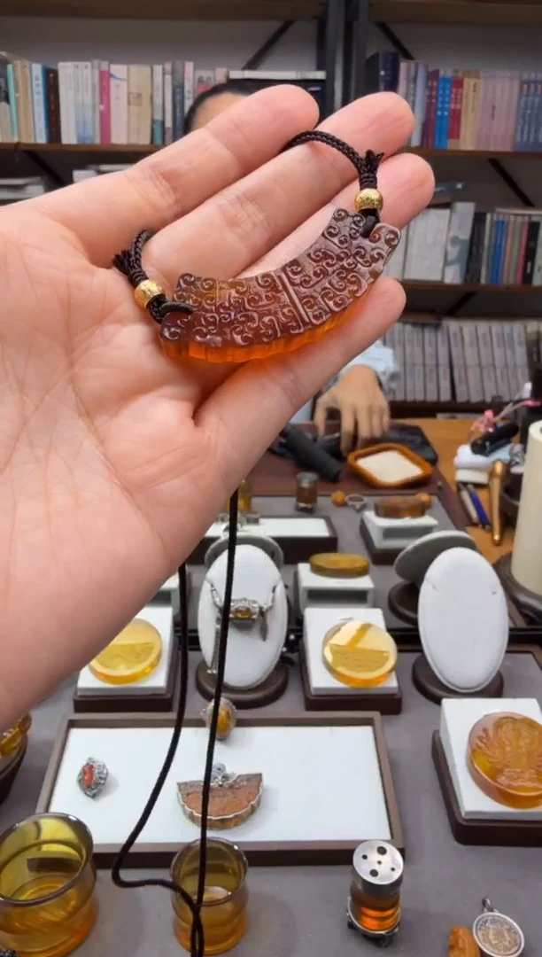 未镶嵌颈饰琥珀仿古玉璜吊坠