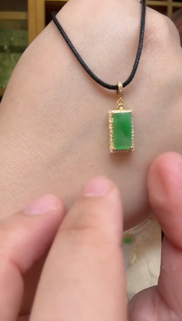 颈饰18K金镶嵌翡翠挂件