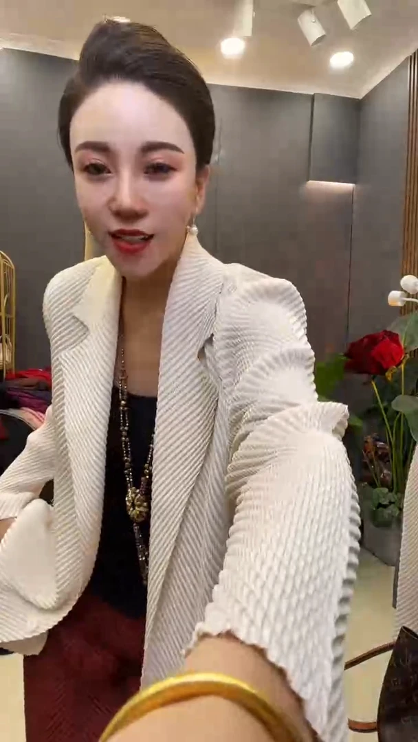 聚酯纤维（涤纶）乳白色 西服