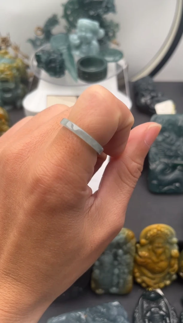 颈饰未镶嵌翡翠戒指