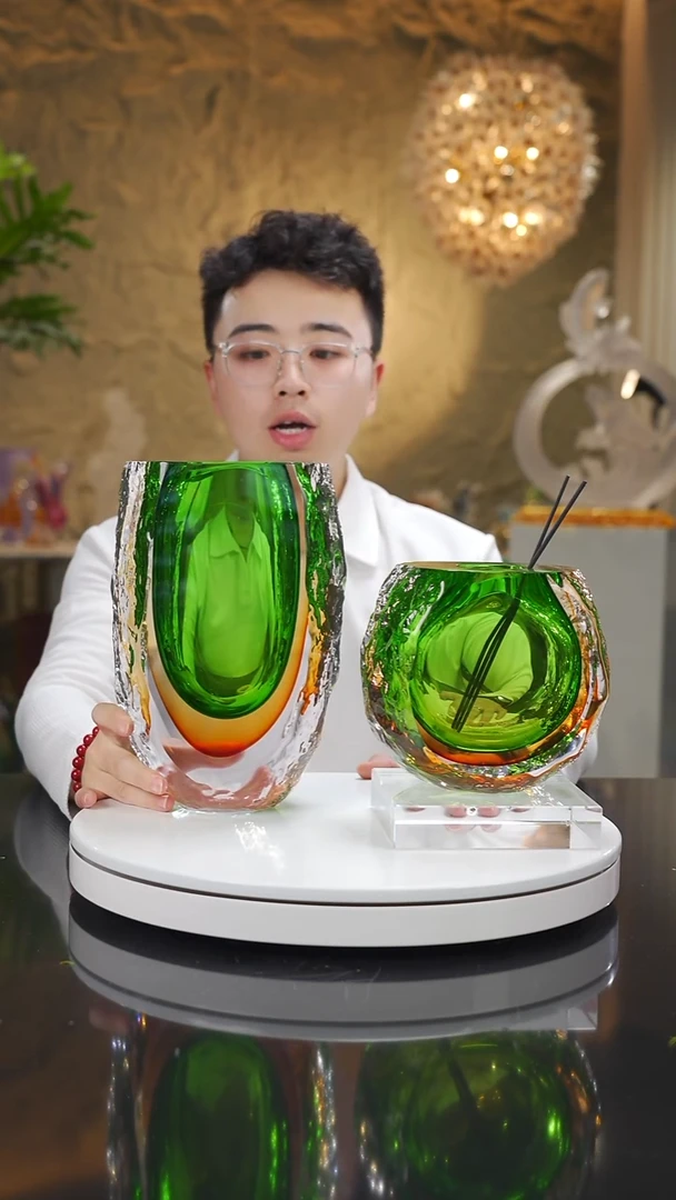 福利琥珀绿花瓶一对