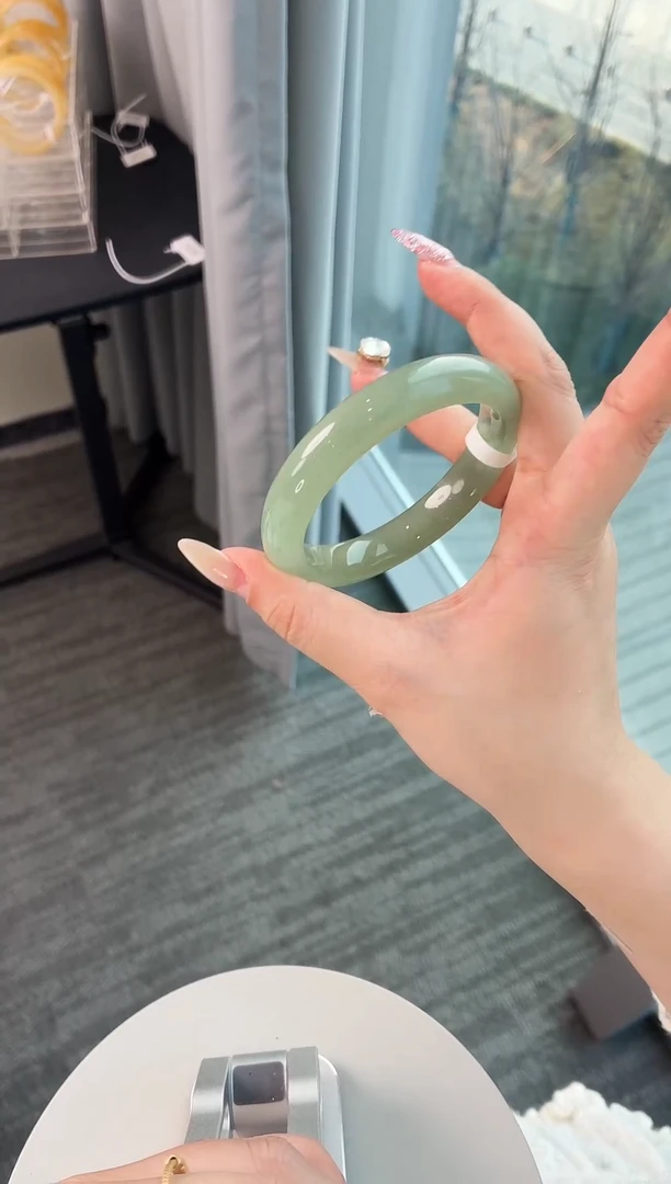 未镶嵌手镯石英质玉122.57