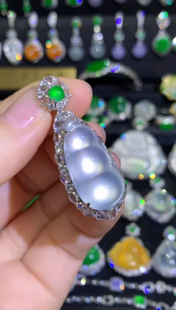 【闪购商品】翡翠吊坠(赠链)18K金镶嵌玻璃种极光福豆后盖可拆卸