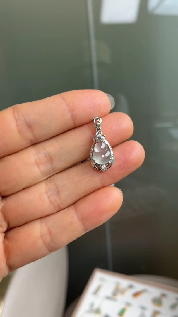 颈饰18K金镶嵌翡翠天然翡翠A货