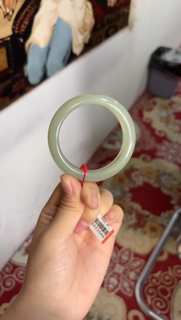 【闪购商品】和田玉手镯未镶嵌且末微色差近矿54