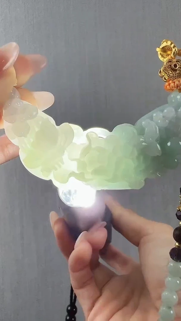 颈饰未镶嵌翡翠蝶恋花