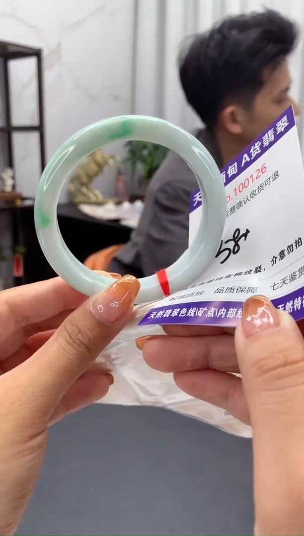未镶嵌手镯翡翠有纹，完美者勿拍