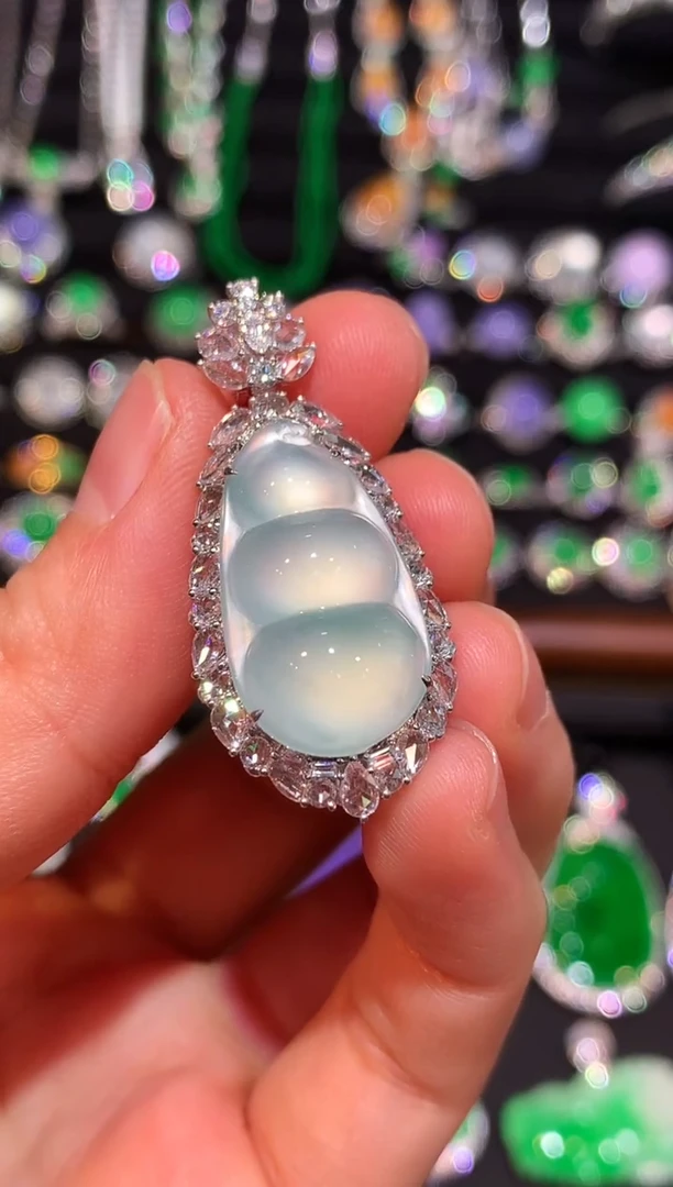 吊坠(赠链)18K金镶嵌翡翠玻璃种福豆吊坠