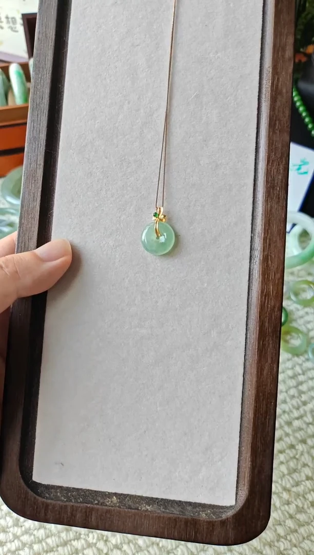 翡翠18K金镶嵌颈饰翡翠颈饰18K金镶嵌