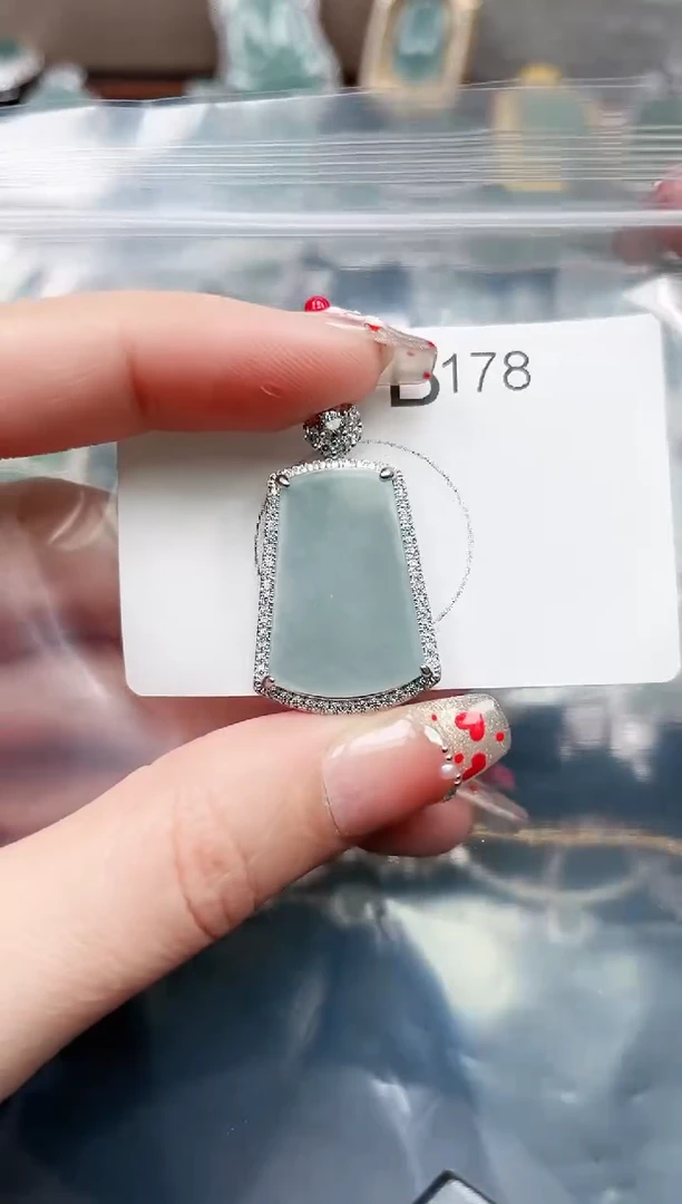 【闪购商品】翡翠颈饰未镶嵌178赠皮绳