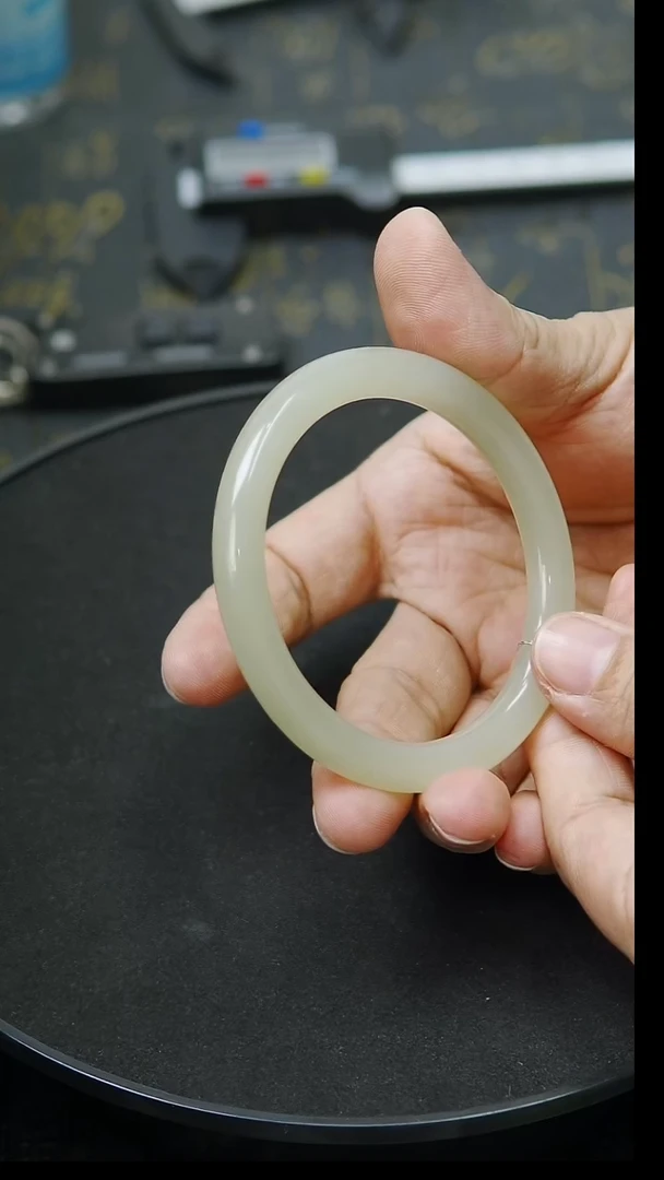 未镶嵌手镯和田玉57圈口 浅晴水手镯