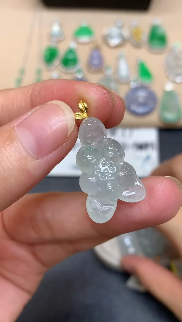 颈饰18K金镶嵌翡翠莲花【无服务费