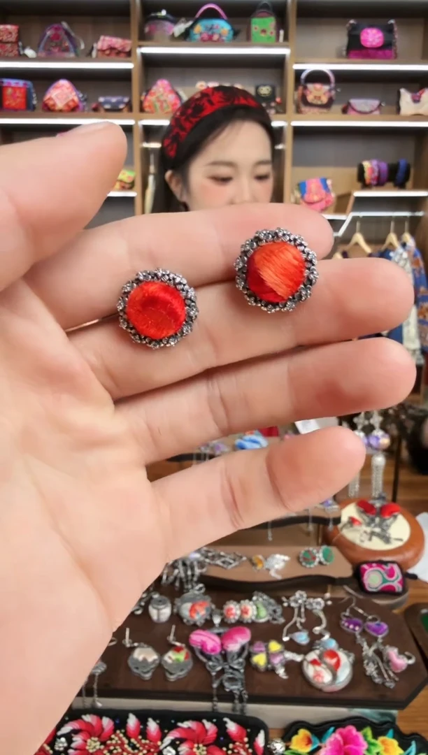 【闪购商品】织绣7蒙阿苏苗绣传承