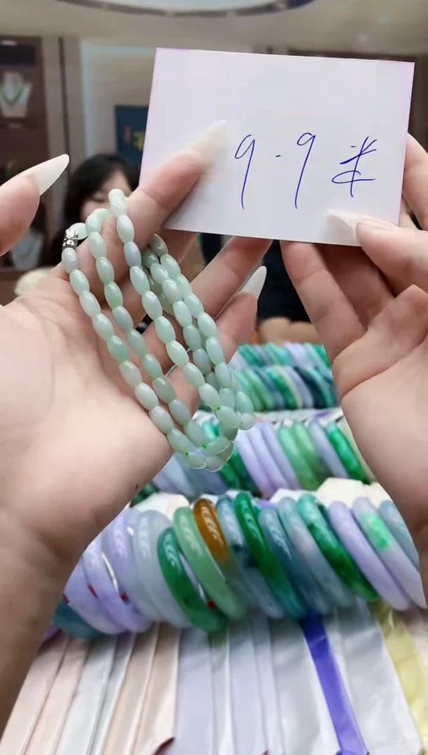 翡翠未镶嵌颈饰多样性发其一