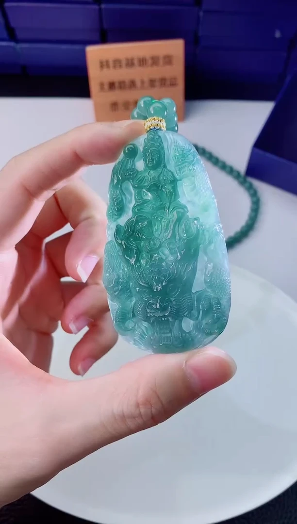 翡翠未镶嵌颈饰  ·